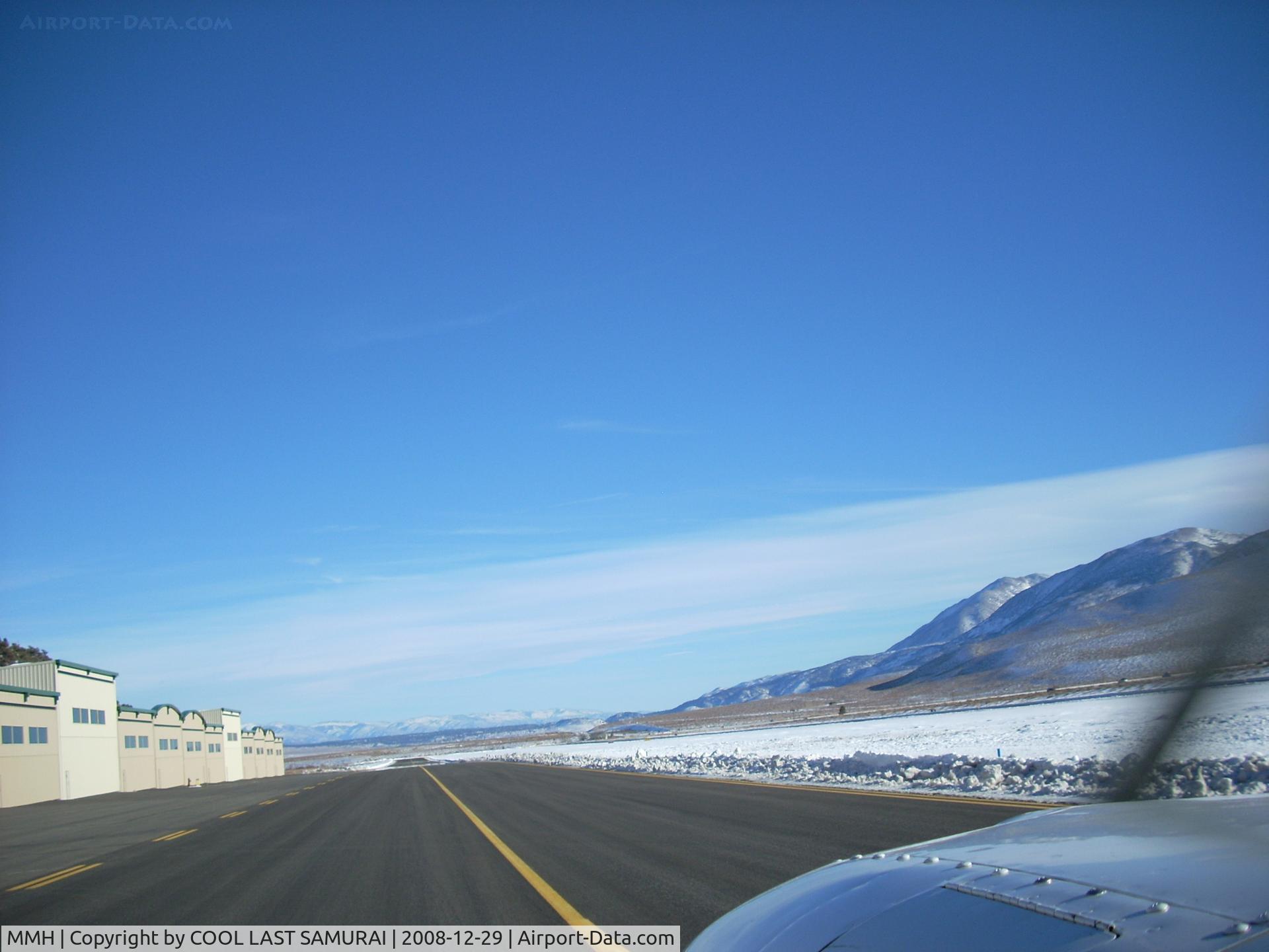 Mammoth Yosemite Airport (MMH) - taxiing to MMH Rwy27