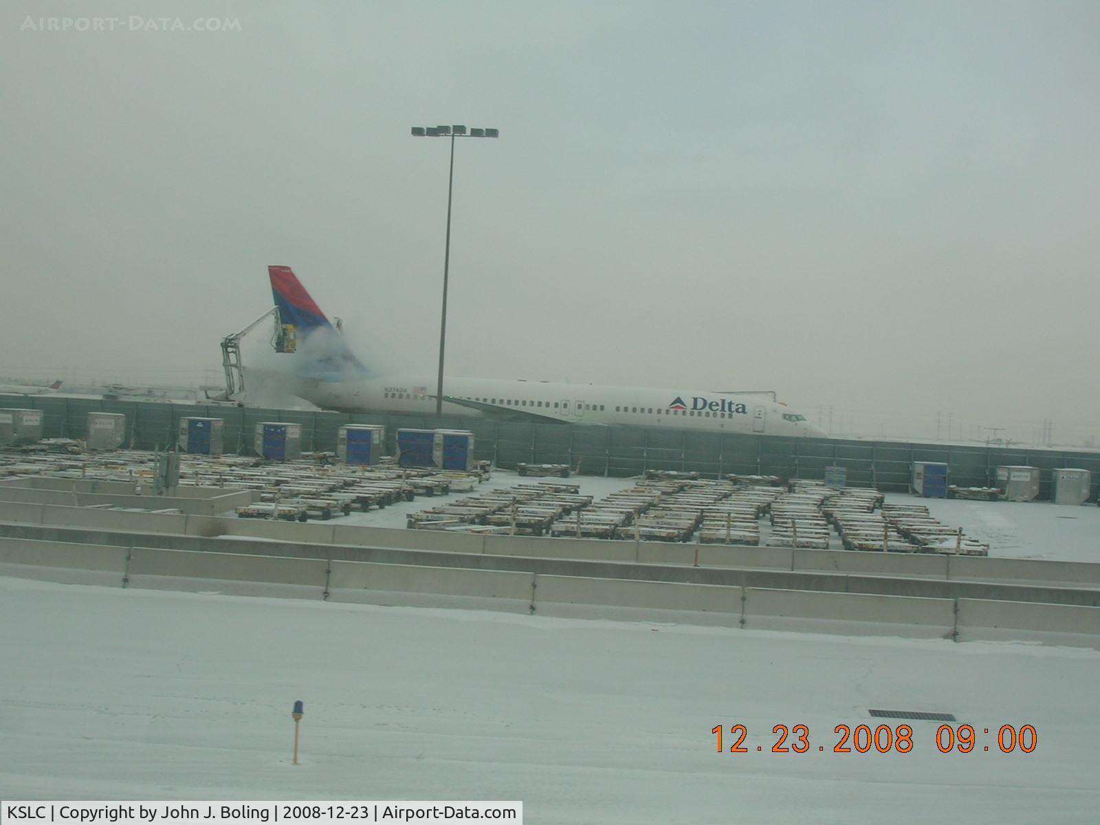 Salt Lake City International Airport (SLC) - Deicing at KSLC