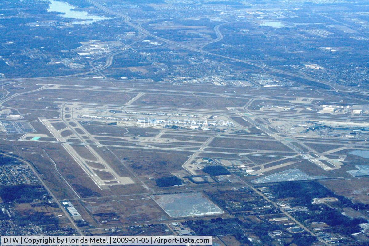 Detroit Metropolitan Wayne County Airport (DTW) - Downwind final to DTW, showing off its 6 runways