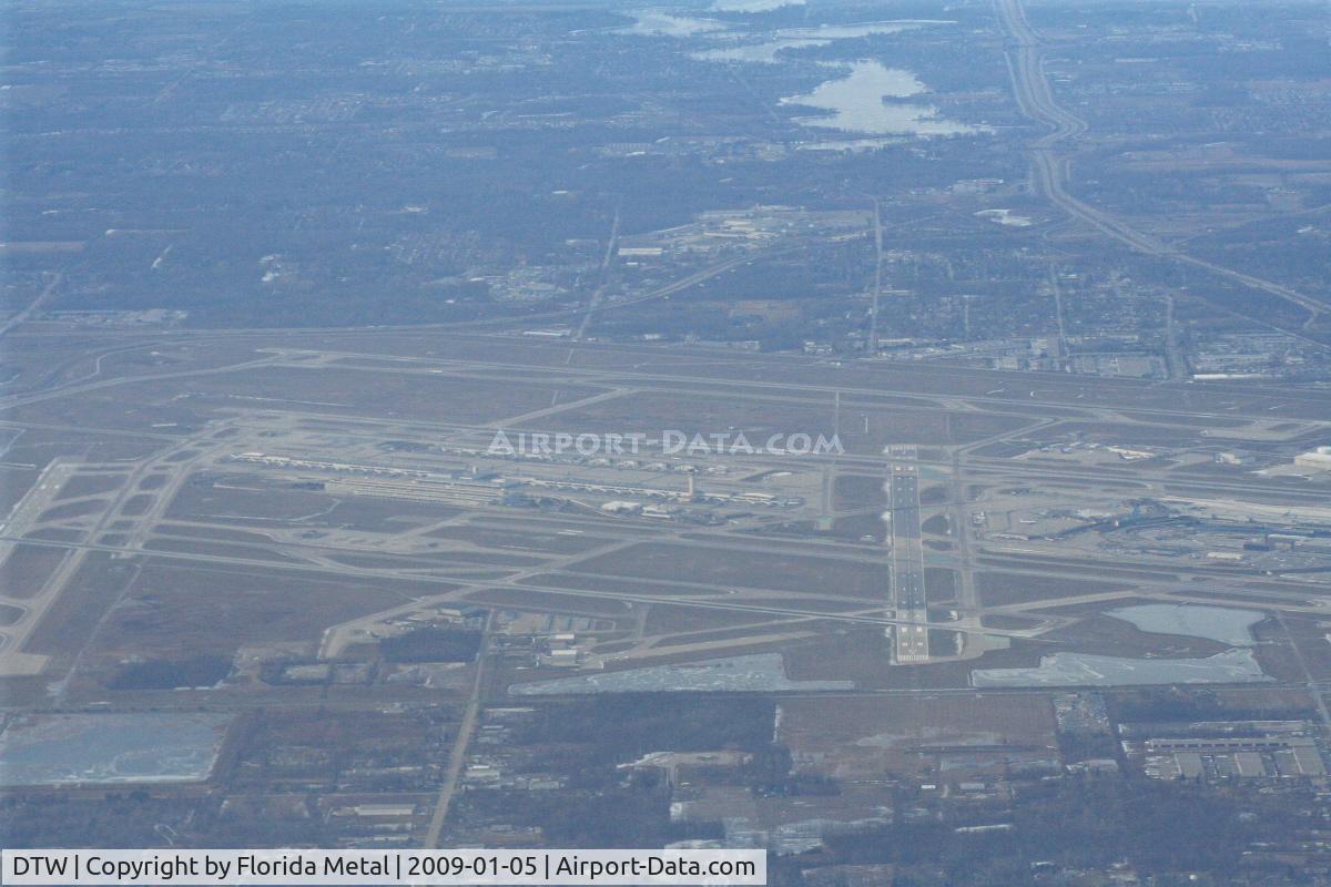 Detroit Metropolitan Wayne County Airport (DTW) - Downwind final to DTW, showing off its 6 runways