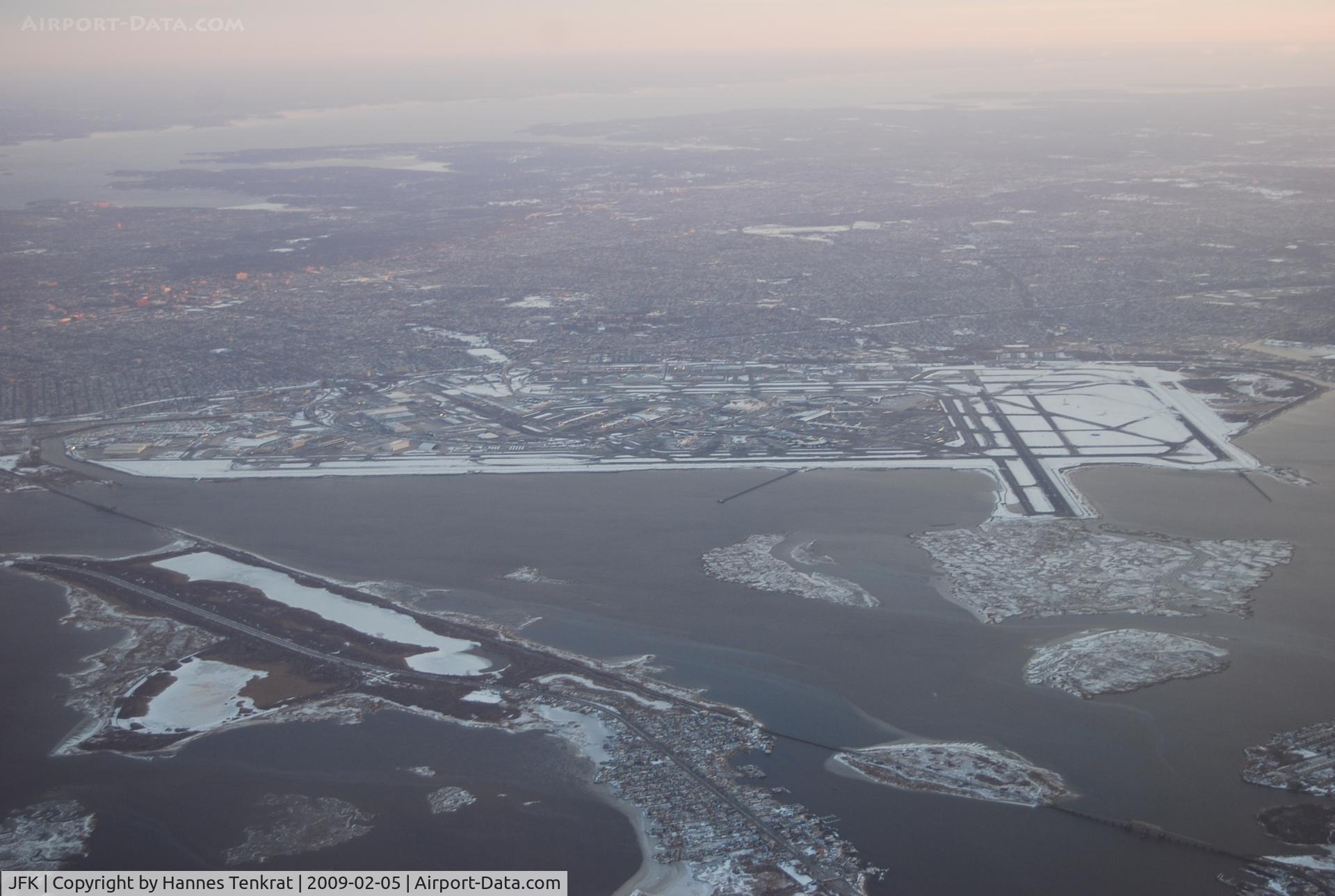 John F Kennedy International Airport (JFK) - After take off with jetBlue Airbus A320 (N534JB) JFK-BUF