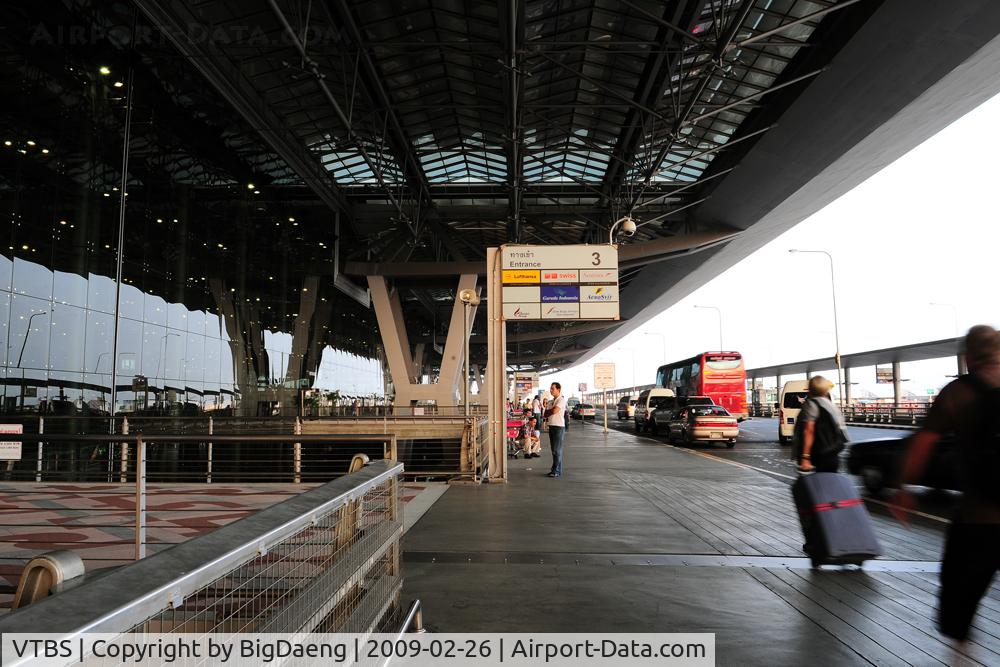 Suvarnabhumi Airport (New Bangkok International Airport), Samut Prakan (near Bangkok) Thailand (VTBS) - In front of Departure floor, passenger dropping area.