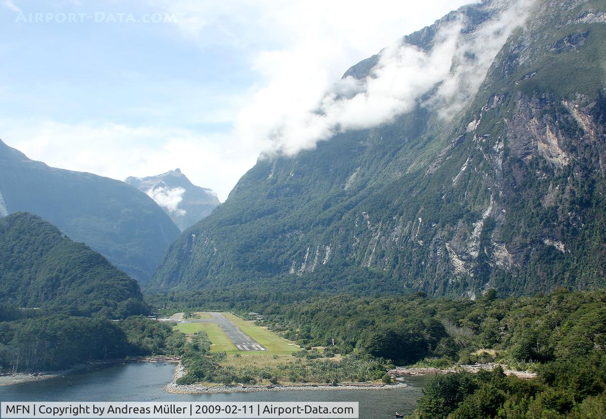 Minuteman Lake Seaplane Base (MFN) - Approaching Milford Sound.