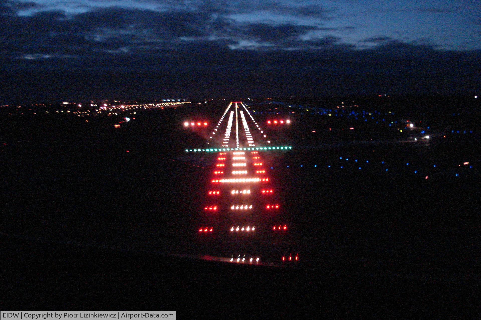 Dublin International Airport, Dublin Ireland (EIDW) - night approch