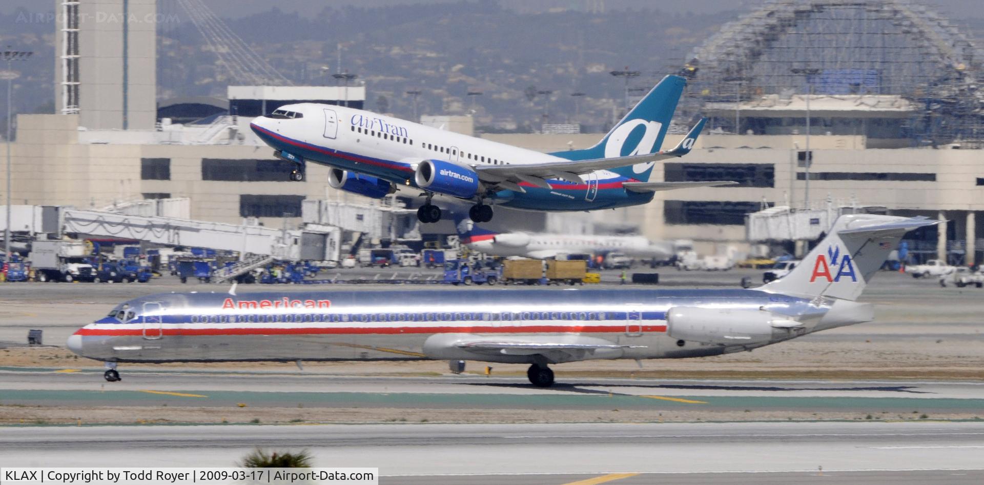 Los Angeles International Airport (LAX) - LAX Traffic