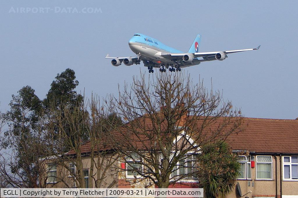 London Heathrow Airport, London, England United Kingdom (EGLL) - The view from Myrtle Avenue gives close ups of landings on Heathrow 27L