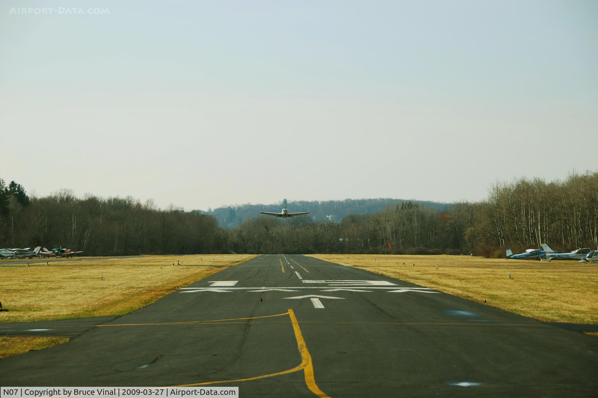 Lincoln Park Airport (N07) - N415JL Heads into the wind
