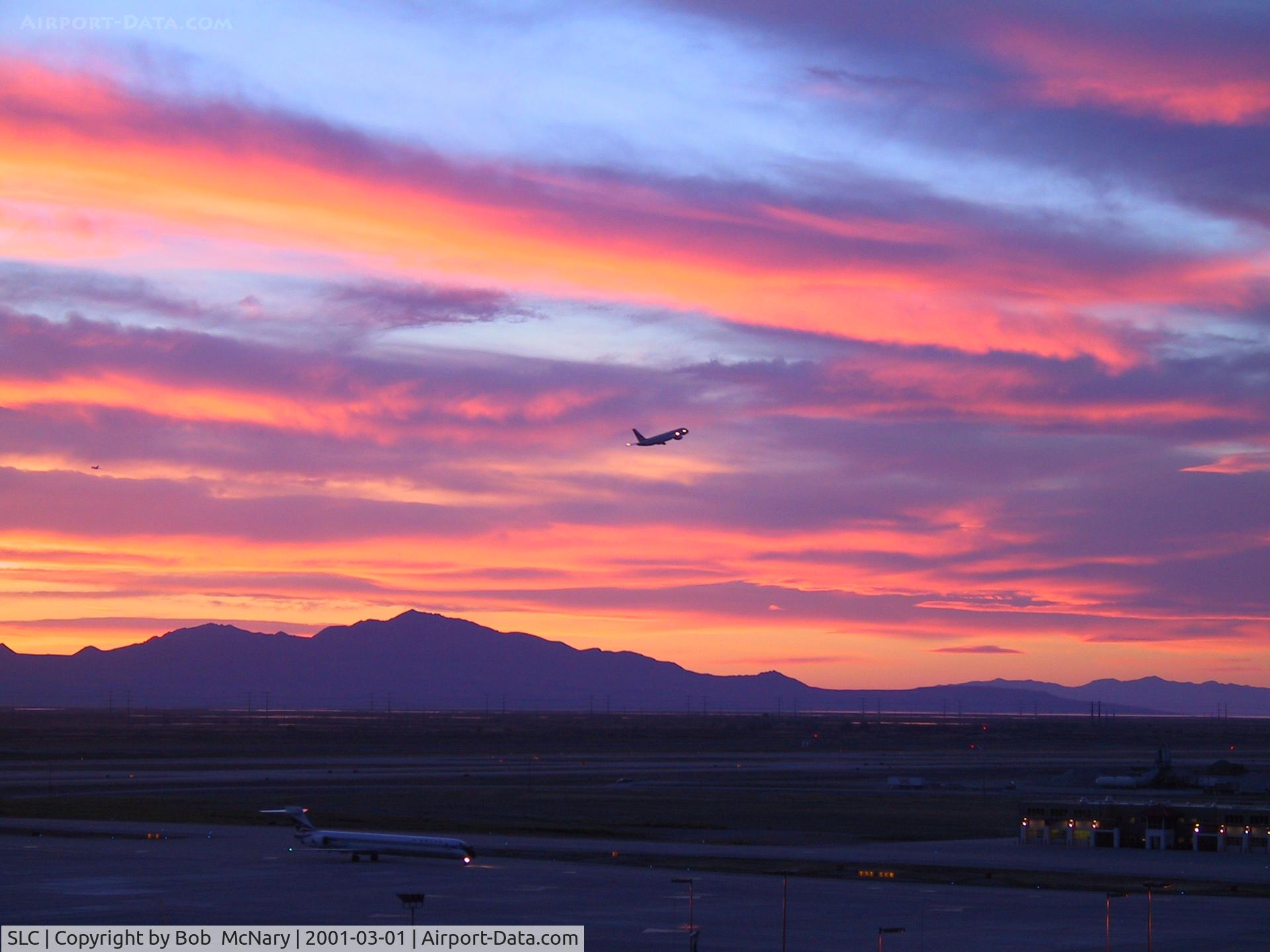 Salt Lake City International Airport (SLC) - Delta 757 off 34L with Antelope Island in the distance