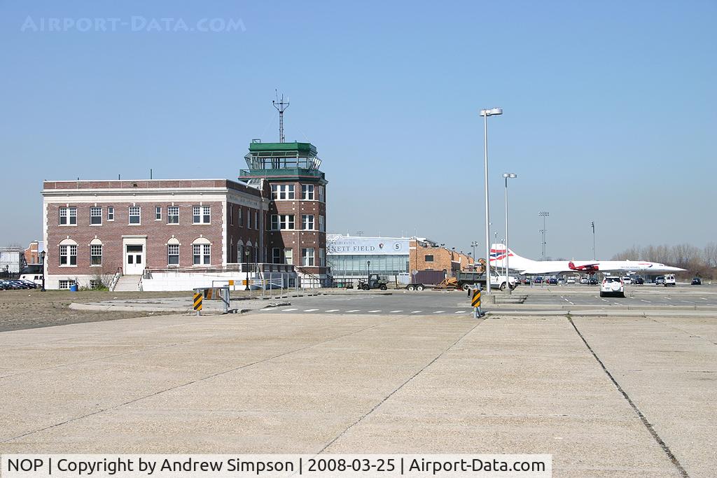 NOP Airport - The old Floyd Bennett Field control tower in New York (Brooklyn)
