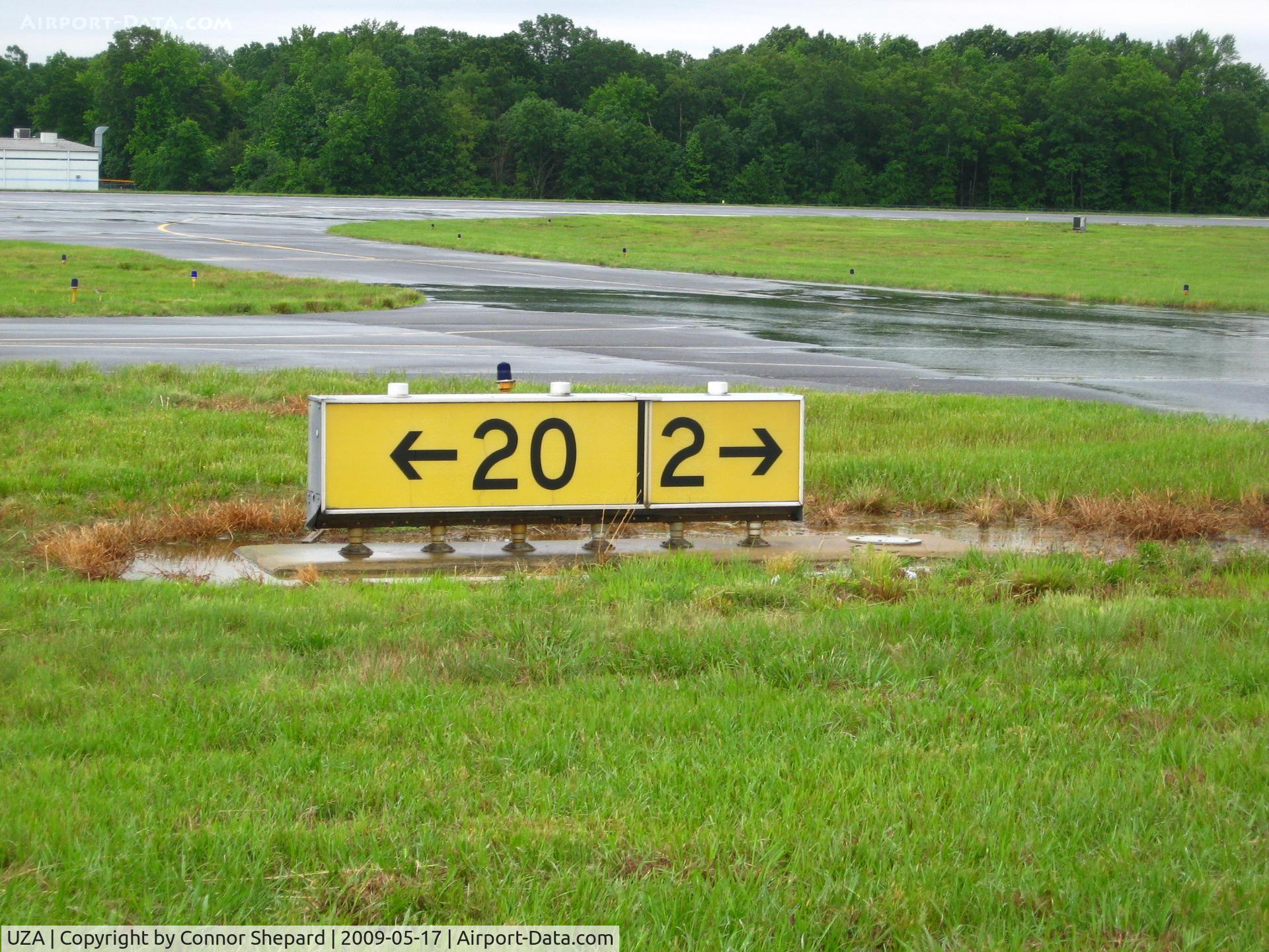 Rock Hill/york Co/bryant Field Airport (UZA) - Taxiway sign