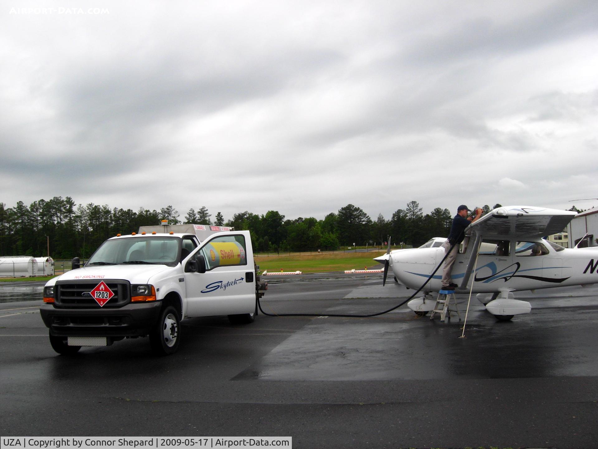 Rock Hill/york Co/bryant Field Airport (UZA) - Fueling up