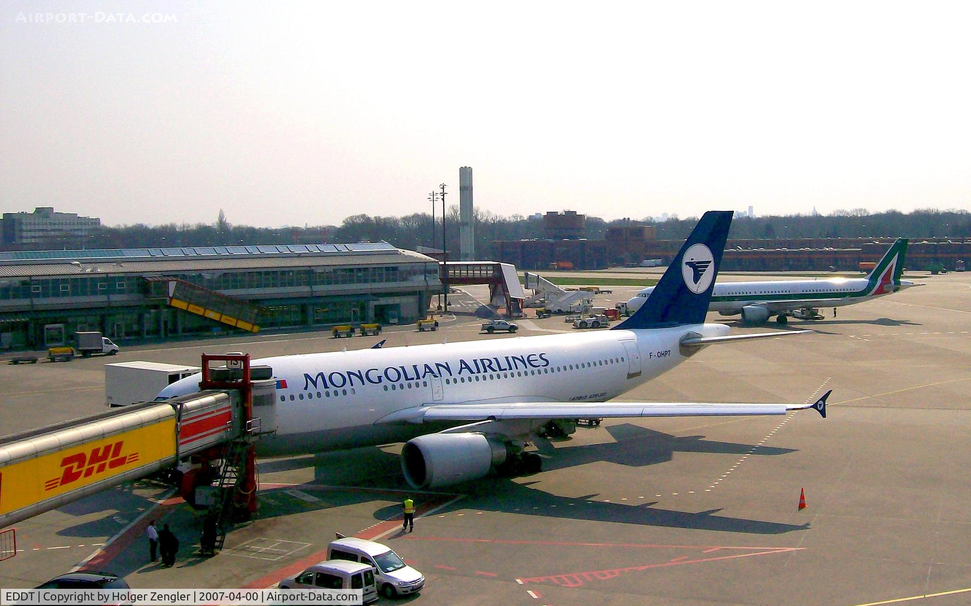 Tegel International Airport (closing in 2011), Berlin Germany (EDDT) - View over an italo-mongolian meeting at the western gates of TXL