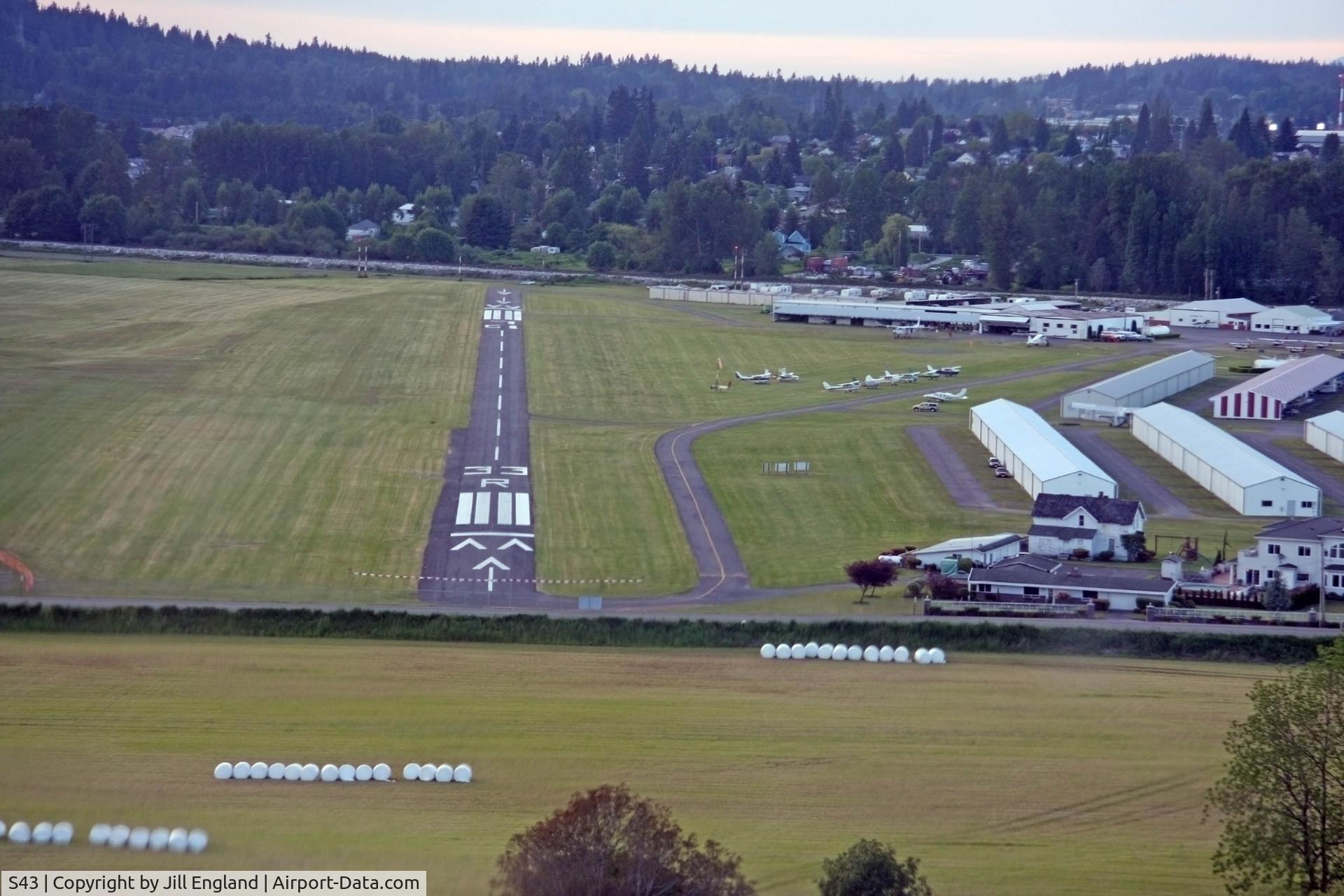Harvey Field Airport (S43) - Final to R33, new runway numbers and paint