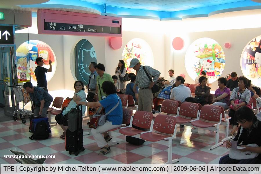 Taiwan Taoyuan International Airport (formerly Chiang Kai-Shek International Airport), Taipei Taiwan (TPE) - Hello Kitty Boarding Gate !