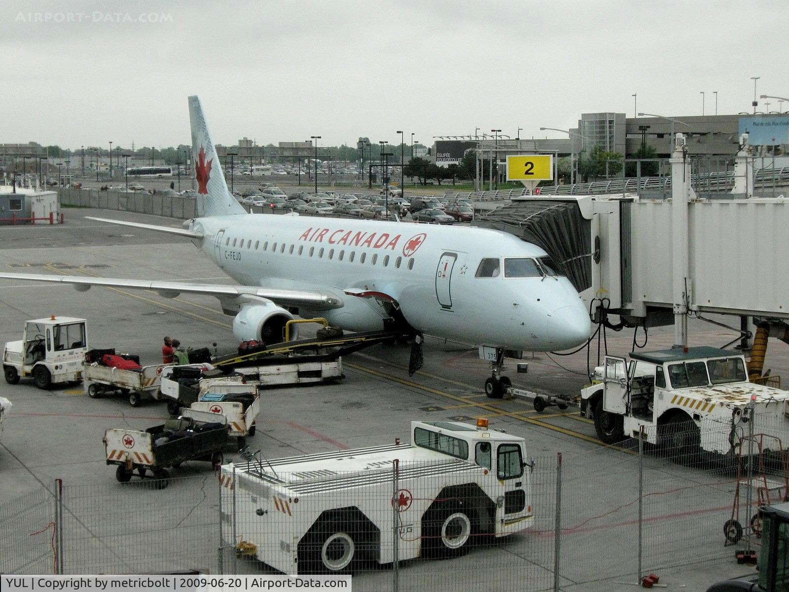 Montréal-Pierre Elliott Trudeau International Airport, Montreal, Quebec Canada (YUL) - Loading cargo