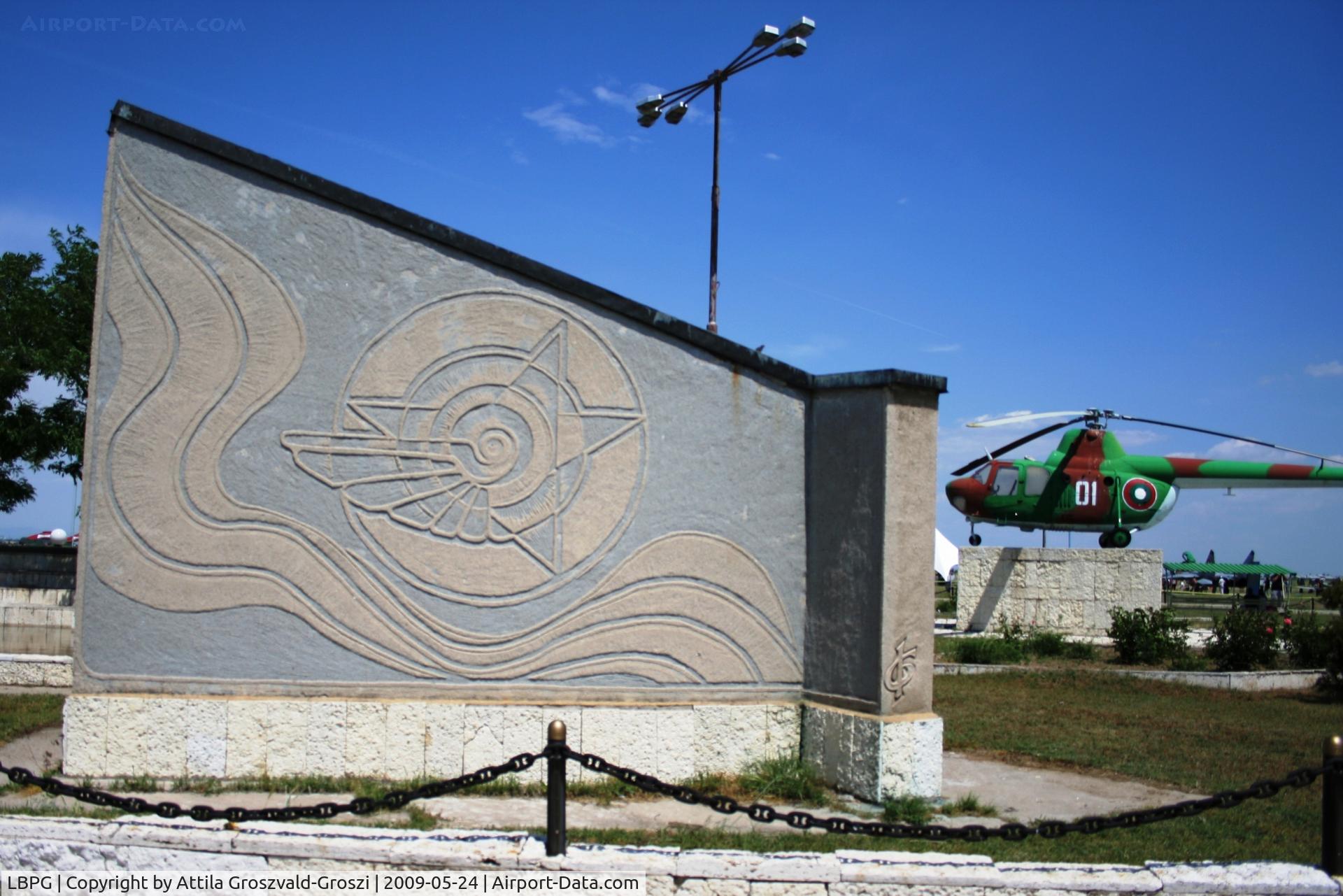 Graf Ignatievo Air Base (military) Airport, Graf Ignatievo / Plovdiv Bulgaria (LBPG) - The Bulgarian airforce is the artistic depiction of his badge.