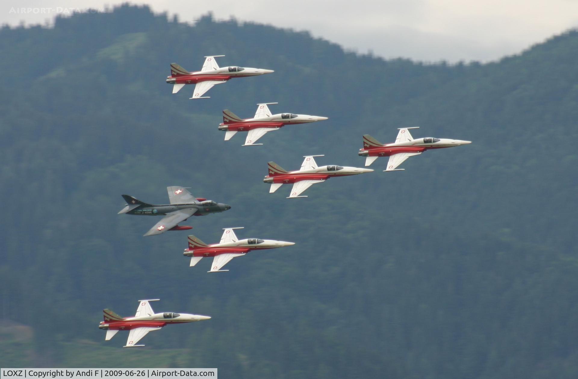 LOXZ Airport - Patroulie Swiss + Hunter