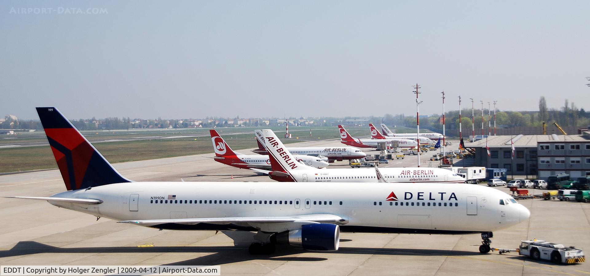 Tegel International Airport (closing in 2011), Berlin Germany (EDDT) - Traffic in the northern parts of TXL