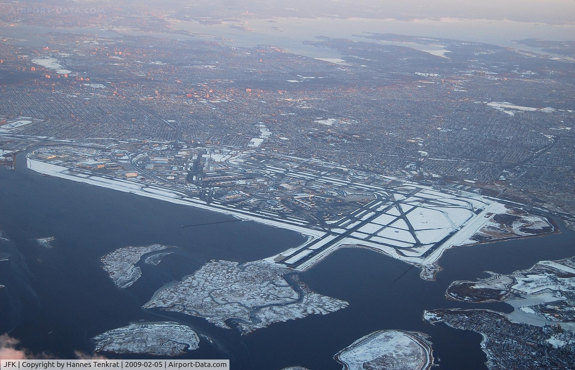 John F Kennedy International Airport (JFK) - After take off with jetBlue Airbus A320 (N534JB) JFK-BUF