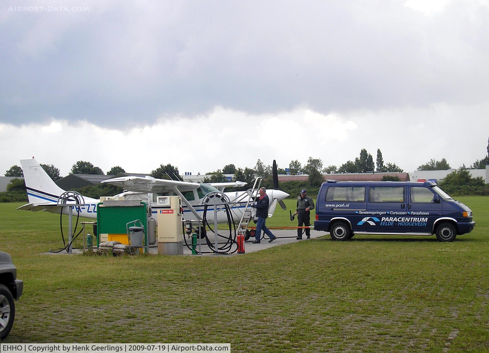 Hoogeveen Airfield Airport, Hoogeveen Netherlands (EHHO) - Hoogeveen Aerodrome - Para Club, refueling