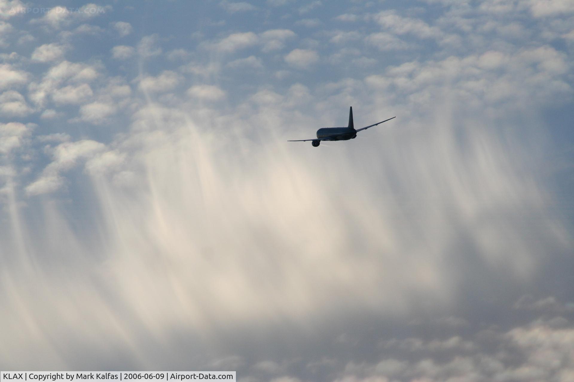 Los Angeles International Airport (LAX) - United Airlines 757 departing RWY 25L KLAX