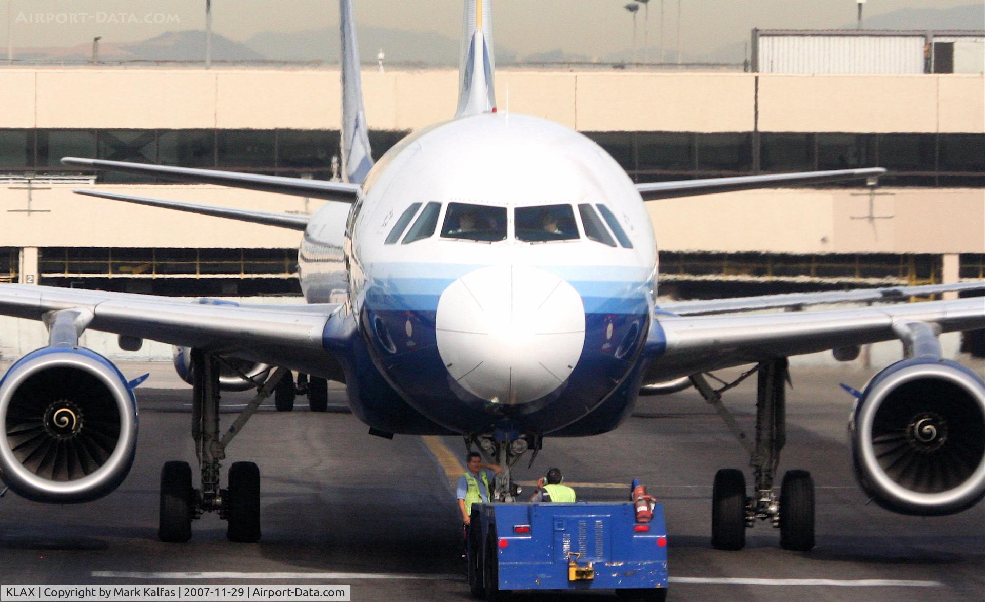 Los Angeles International Airport (LAX) - United Airlines A320 and Boeing 737 pushing back KLAX.