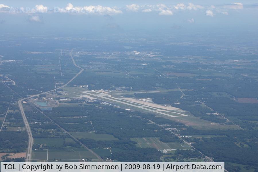 Toledo Express Airport (TOL) - Looking SE from 5500'