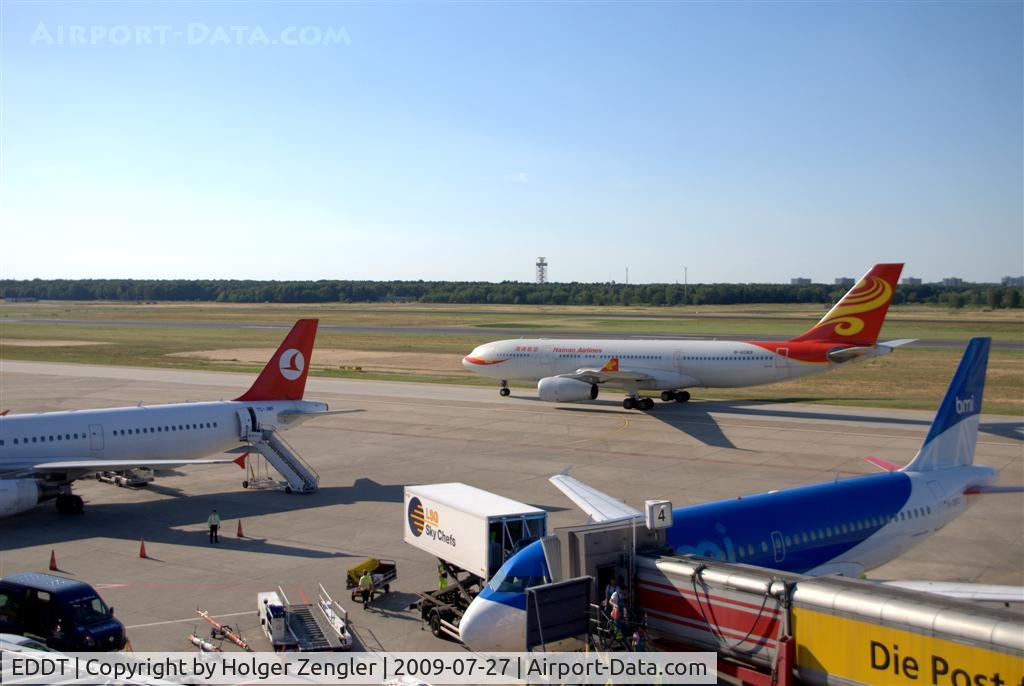 Tegel International Airport (closing in 2011), Berlin Germany (EDDT) - Arriving of a chinese friendly dragon