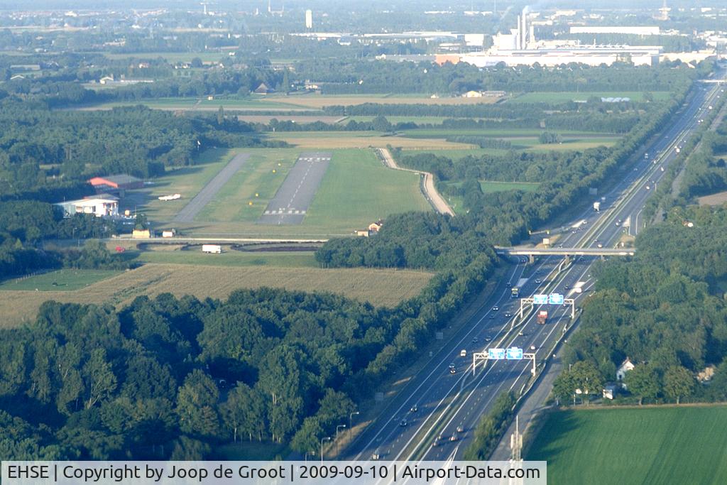 Seppe Airport, Hoeven Netherlands (EHSE) - Overview of Seppe airfield seen during a 07 arrival. As can be seen Seppe is very close to the A58 highway.