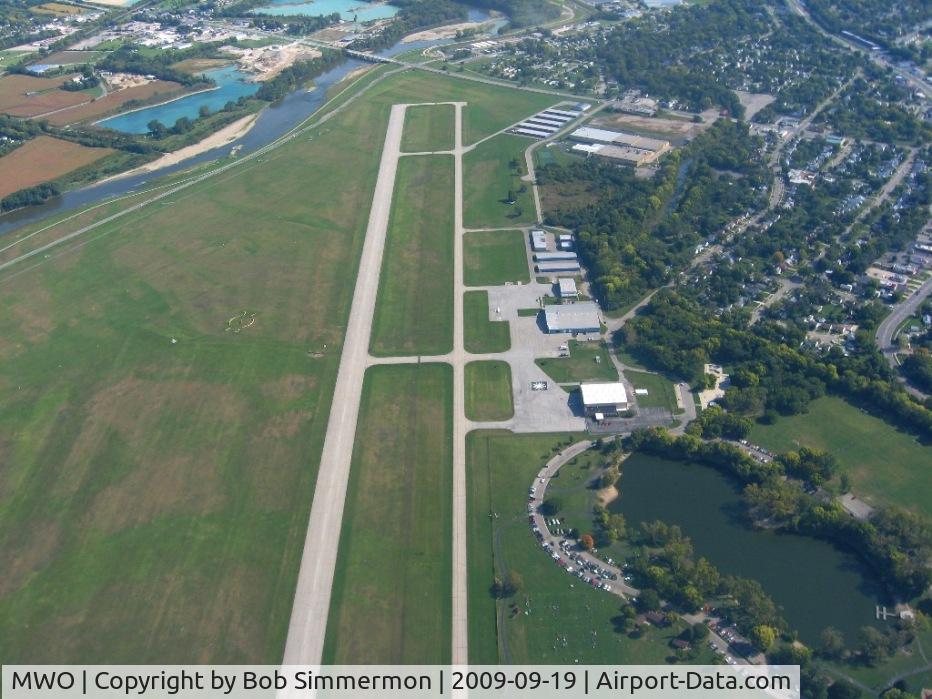 Middletown Regional/hook Field Airport (MWO) - Looking NE