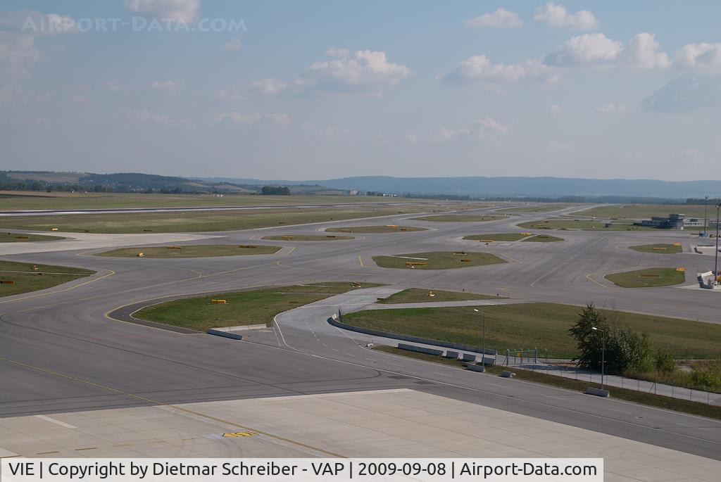 Vienna International Airport, Vienna Austria (VIE) - taxiways