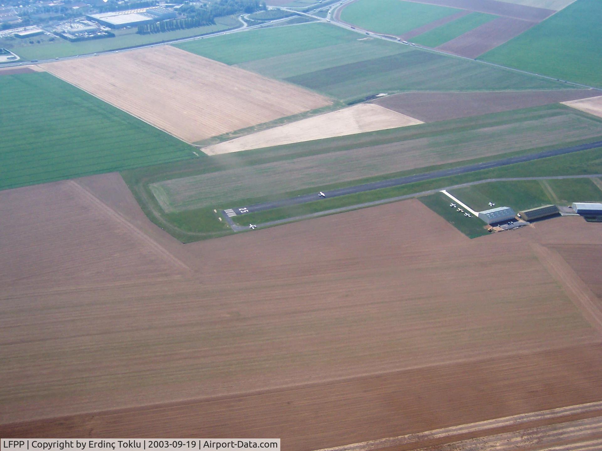 Le Plessis-Belleville Airport, Le Plessis-Belleville France (LFPP) - Plessis-Bellevile Rwy 25 seen from the north flying towards Pontoise