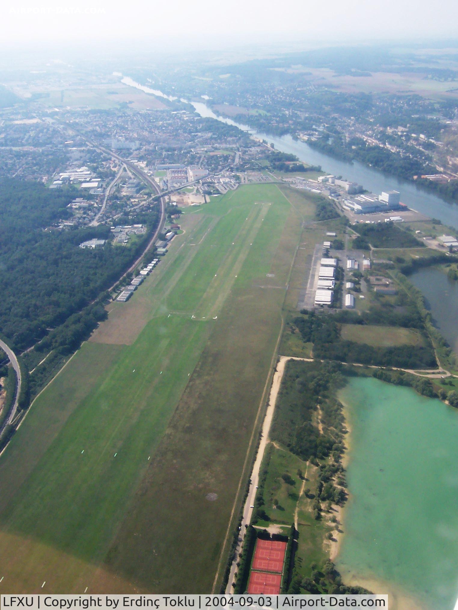 Les Mureaux Airport, Les Mureaux France (LFXU) - Les Mureaux. East and West bust East is closed.