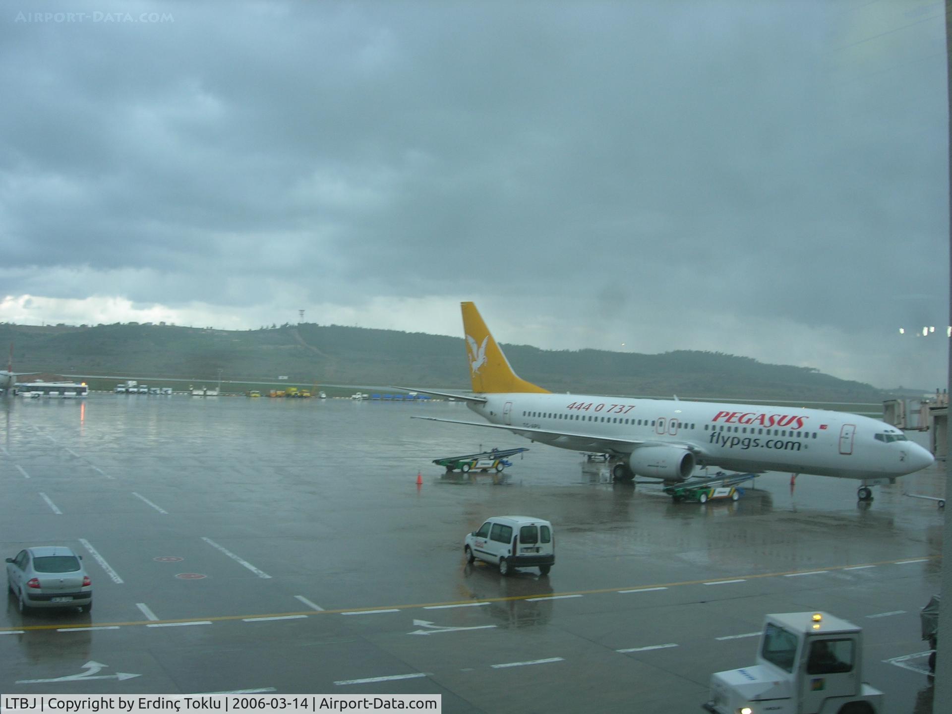 ?zmir Adnan Menderes Airport, ?zmir Turkey (LTBJ) - It also rains in Izmir