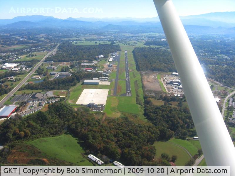 Gatlinburg-pigeon Forge Airport (GKT) - Looking east down RWY 10.  The large concrete ramp is the FBO's new location.
