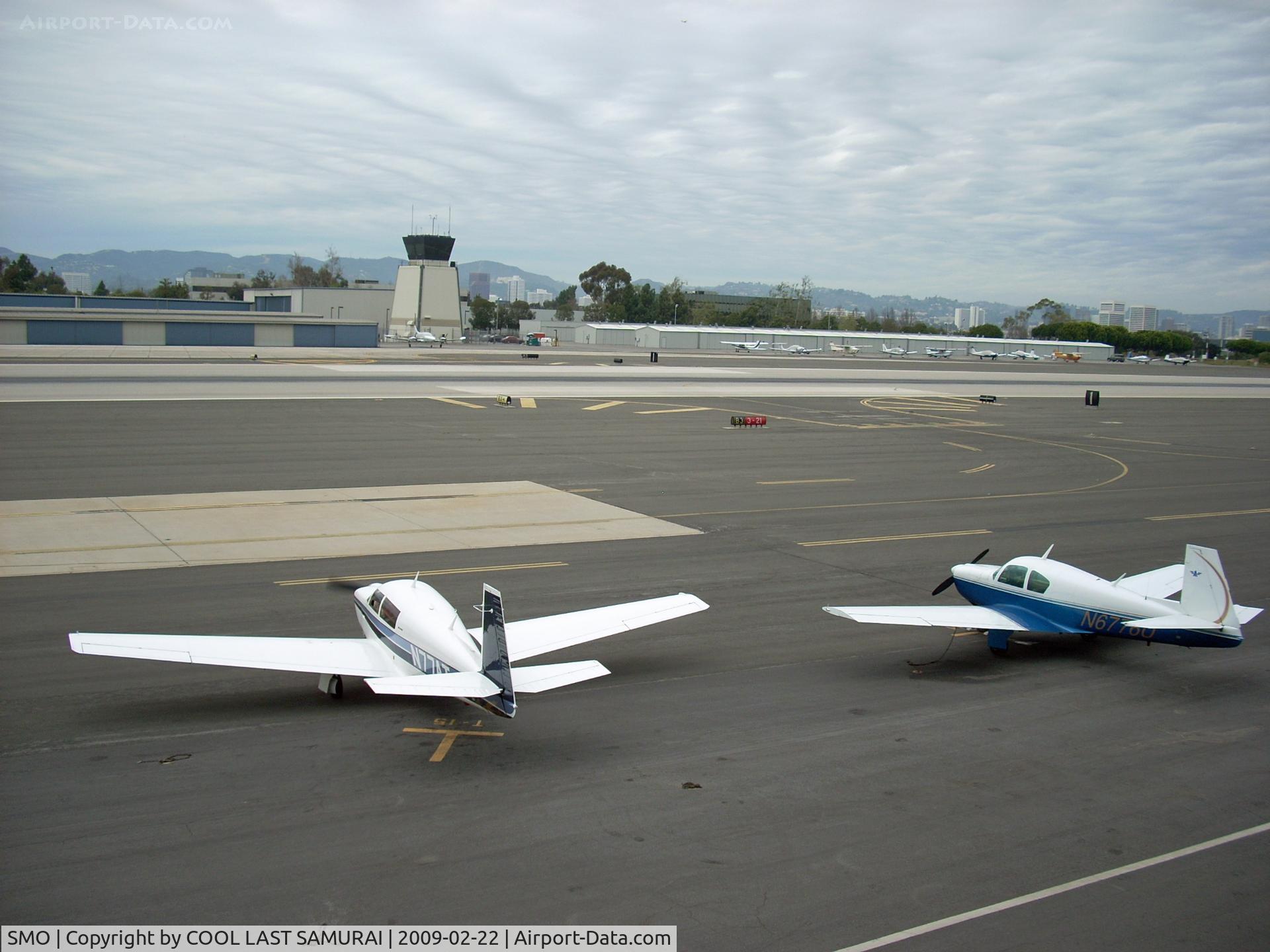 Santa Monica Municipal Airport (SMO) - Two Mooneys at the restaurant parking of SMO