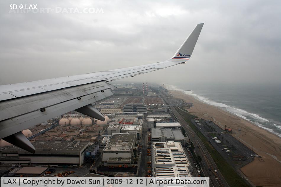 Los Angeles International Airport (LAX) - short final of LAX