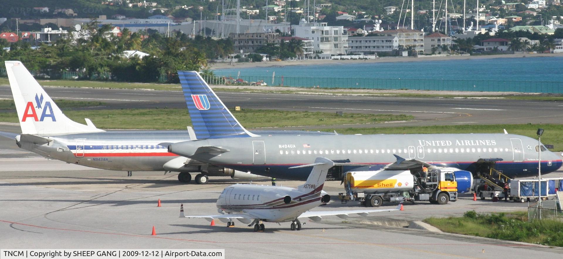 Princess Juliana International Airport, Philipsburg, Sint Maarten Netherlands Antilles (TNCM) - Never seen befor an a american airlines park at that gate!!!