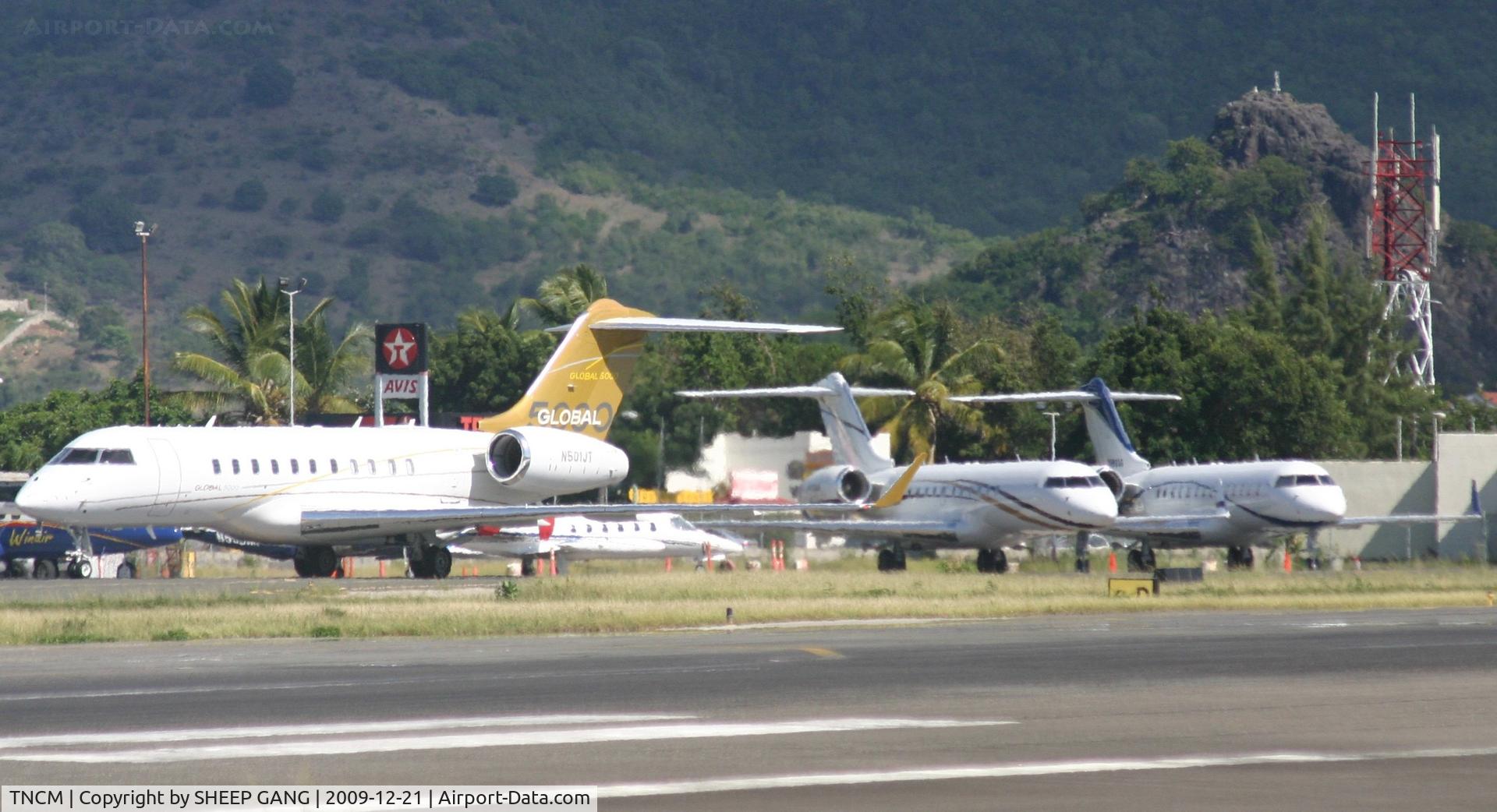 Princess Juliana International Airport, Philipsburg, Sint Maarten Netherlands Antilles (TNCM) - Never seen befor so many BG at the clear port