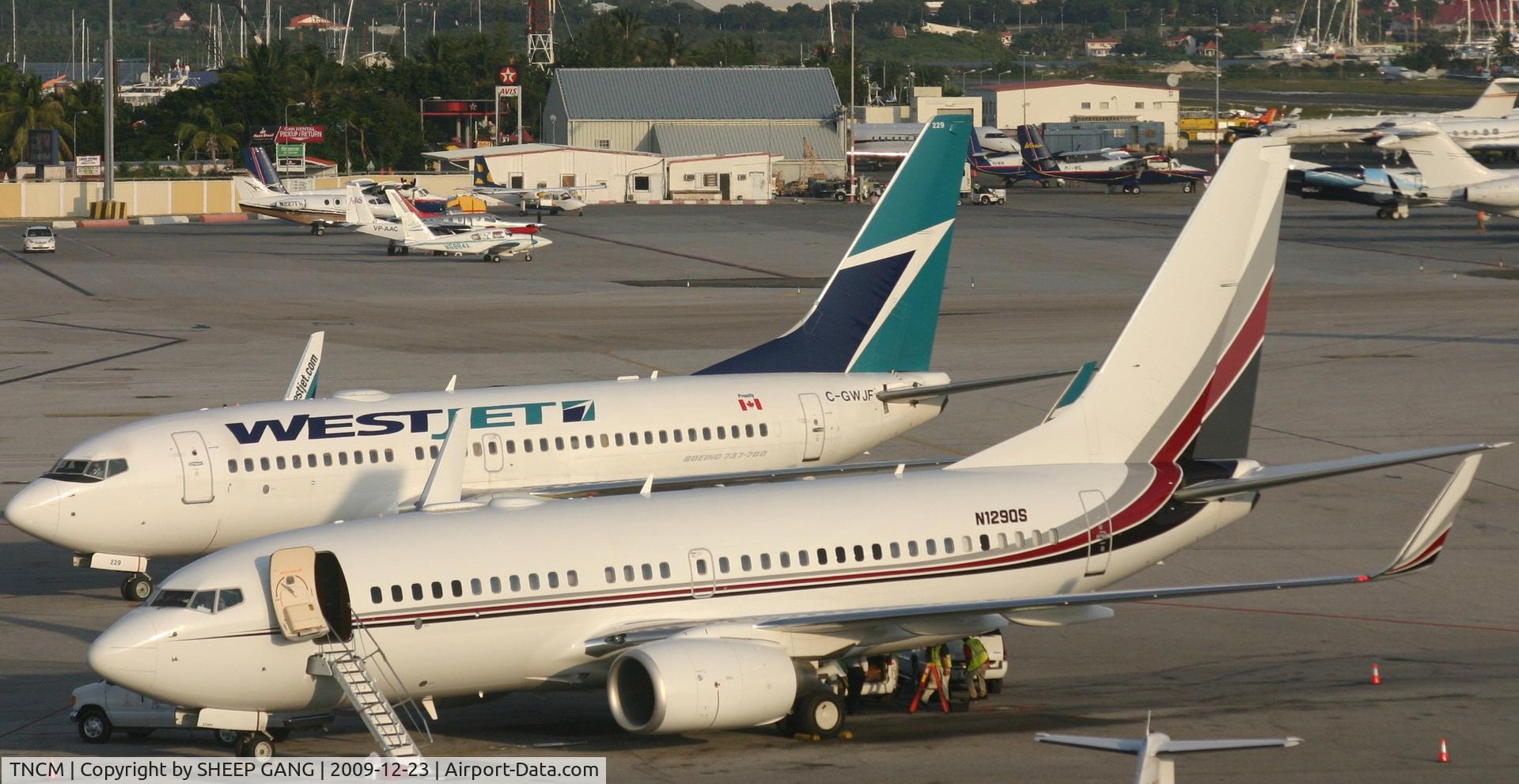 Princess Juliana International Airport, Philipsburg, Sint Maarten Netherlands Antilles (TNCM) - 737 side by side at TNCM