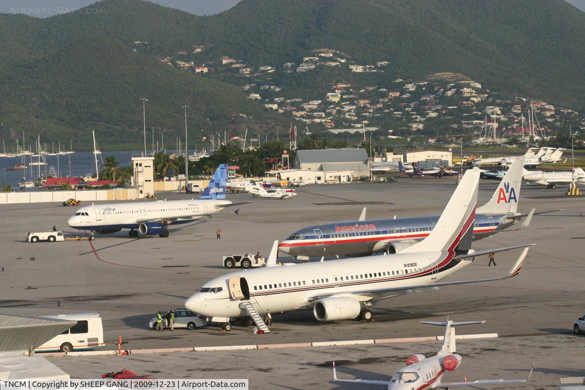 Princess Juliana International Airport, Philipsburg, Sint Maarten Netherlands Antilles (TNCM) - Side by side the two rivals are being push back from the gates 