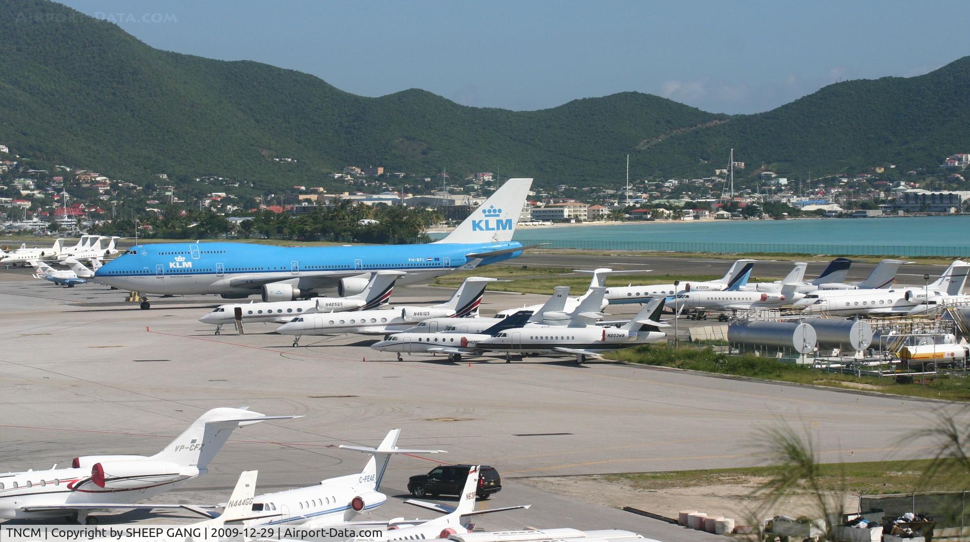 Princess Juliana International Airport, Philipsburg, Sint Maarten Netherlands Antilles (TNCM) - Big bro rolling in 