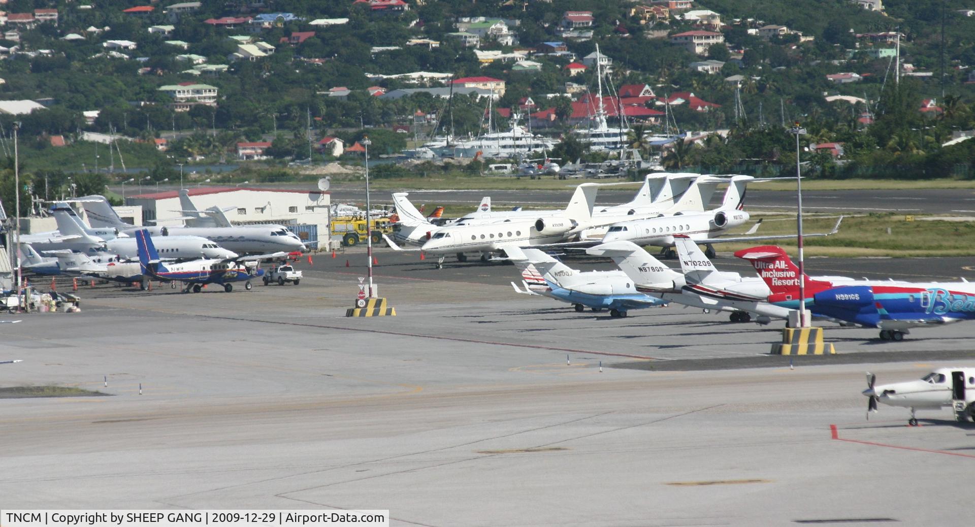 Princess Juliana International Airport, Philipsburg, Sint Maarten Netherlands Antilles (TNCM) - looking east