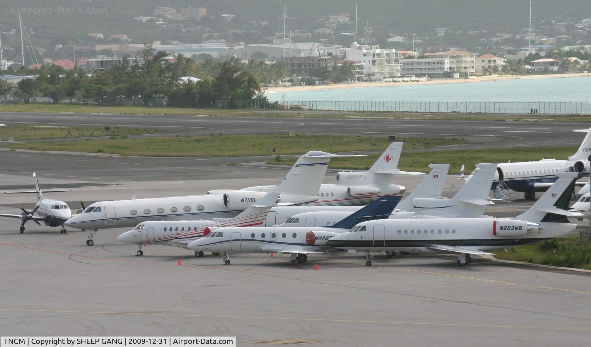 Princess Juliana International Airport, Philipsburg, Sint Maarten Netherlands Antilles (TNCM) - A view looking East of the main ramp. and if you look good you can see were i deos stand looking west for the best shots!!!!! lol it's there but i cant let you see.