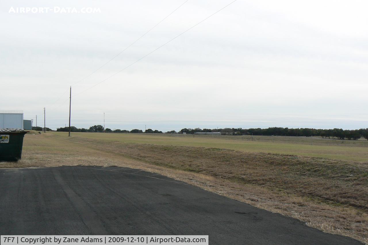 Clifton Muni/isenhower Field Airport (7F7) - Clifton Airport - parallel grass strip?