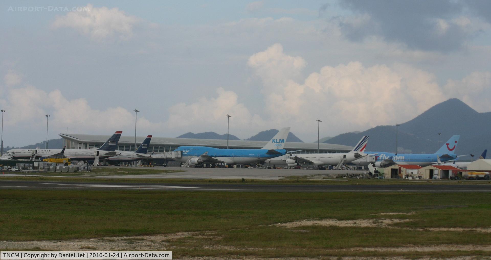 Princess Juliana International Airport, Philipsburg, Sint Maarten Netherlands Antilles (TNCM) - 3 Huge birds at the main gates at TNCM 