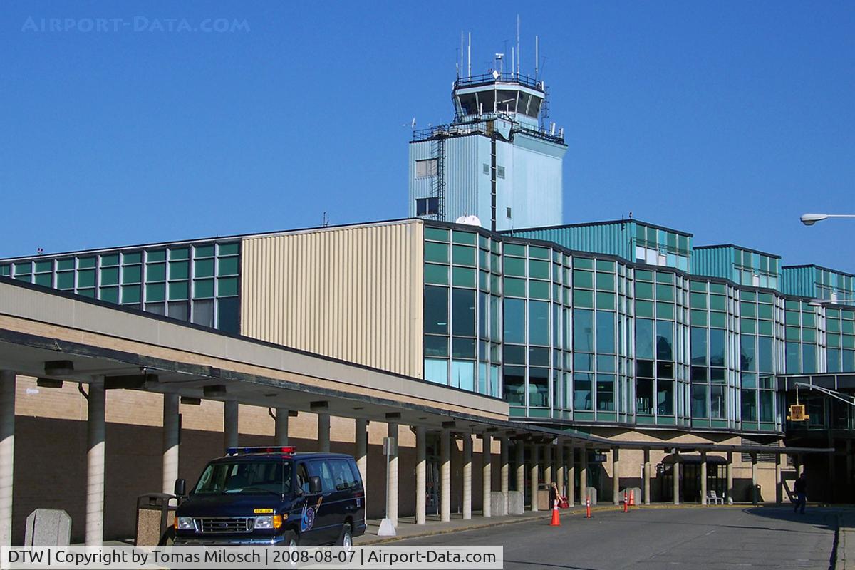 Detroit Metropolitan Wayne County Airport (DTW) -  