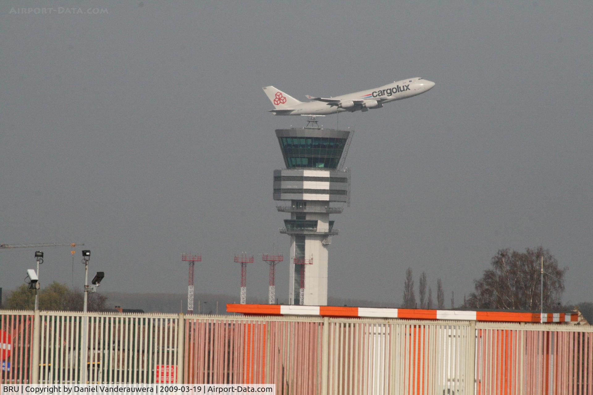 Brussels Airport, Brussels / Zaventem   Belgium (BRU) - Taking off from RWY 07L - shot from RWY 07R