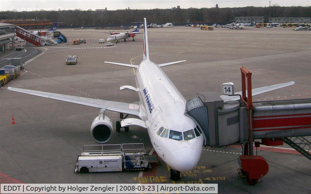 Tegel International Airport (closing in 2011), Berlin Germany (EDDT) - Last preparations for flight AIR FRANCE 2035 at gate 14
