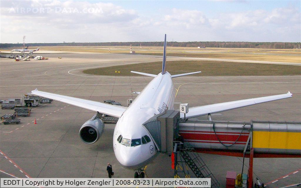 Tegel International Airport (closing in 2011), Berlin Germany (EDDT) - Captain´s check around a Lufthansa Airbus